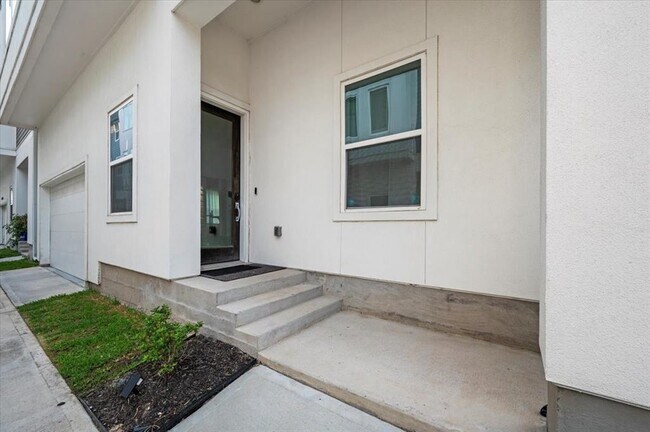 Building Photo - 1418 W 26th St