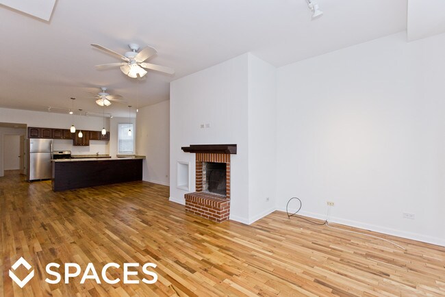 Building Photo - 916 W Roscoe St