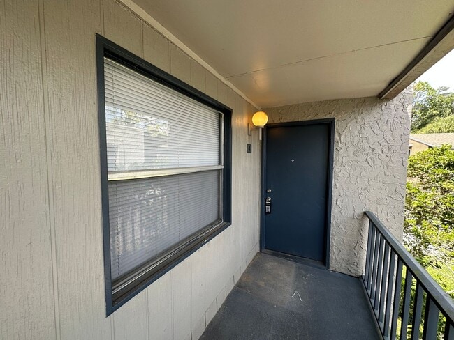 Building Photo - Conveniently Located 1 Bedroom, 1 Bath Apa...