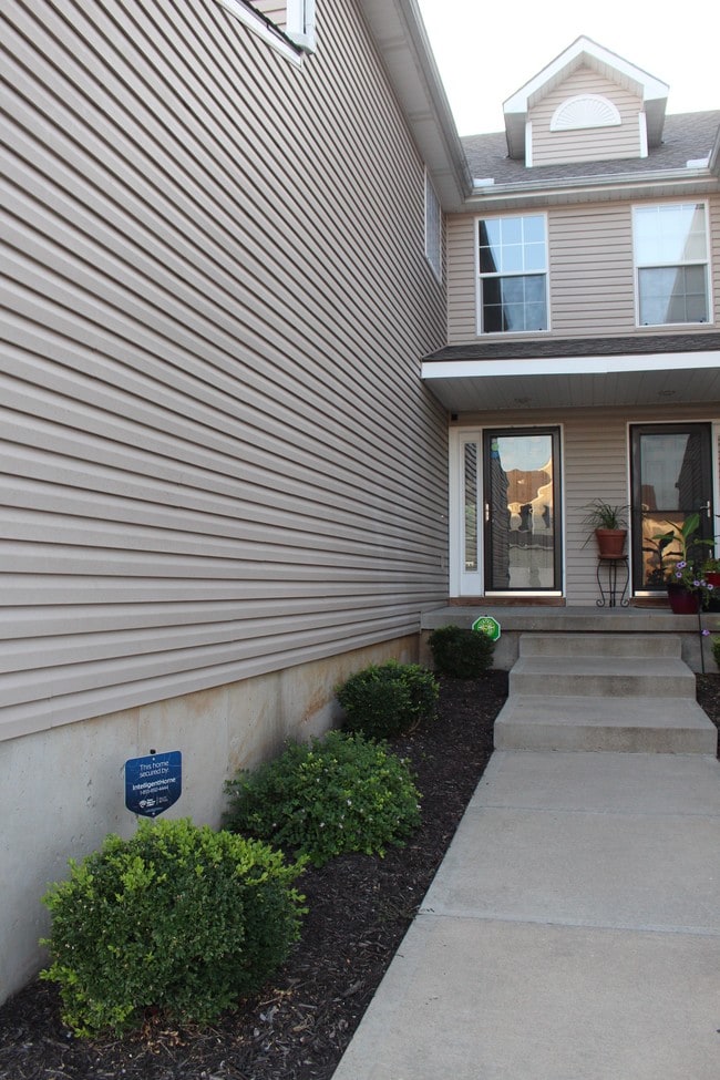 Entrance/Front Door - 2220 SW Rambling Vine Rd