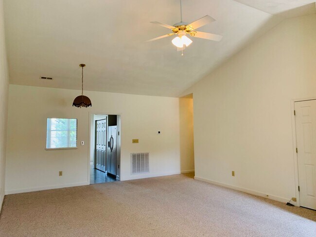 Building Photo - 2 Bedroom 2 Bath Townhouse