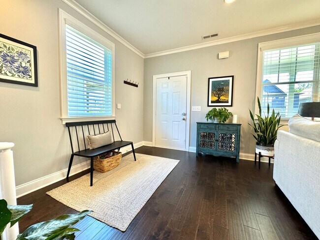Foto del edificio - 3 Bedroom, 2.5 Bath Home w/ Fenced Yard and 2 Car Garage