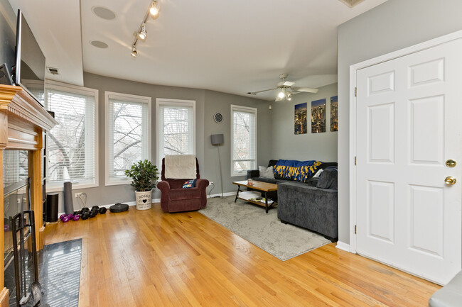 Building Photo - 1521 W Wolfram St