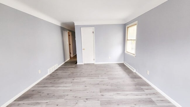 Building Photo - Rent ready!