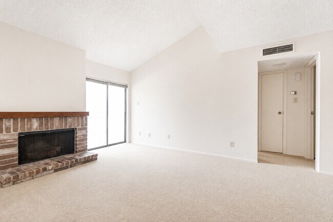 Foto del edificio - 7900 N Stadium Dr