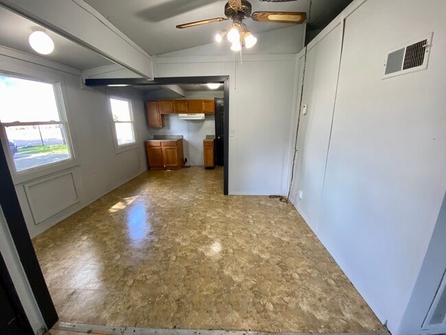 Building Photo - 619 Plum St