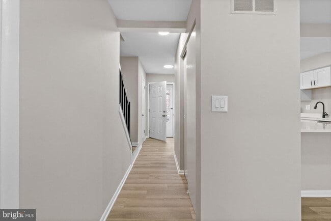 Building Photo - 8291 Londonderry Ct