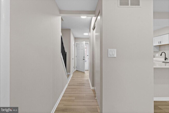 Foto del edificio - 8291 Londonderry Ct