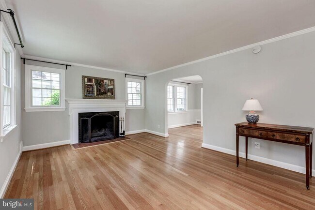 Foto del edificio - 4811 Drummond Ave