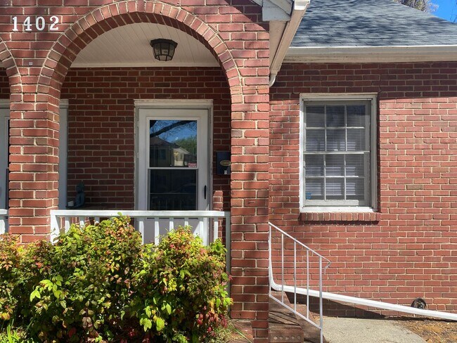 Foto del edificio - 1402 W Chapel Hill St
