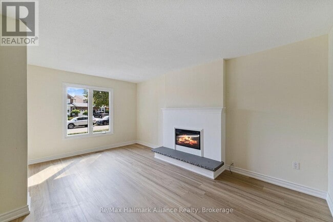Building Photo - 2051 Glenada Crescent