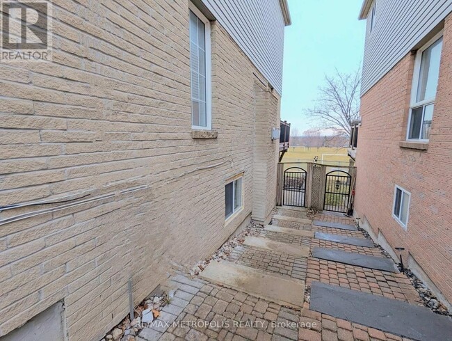 Building Photo - 102 Hibbard Dr