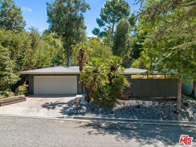 Foto del edificio - 2820 Nichols Canyon Pl
