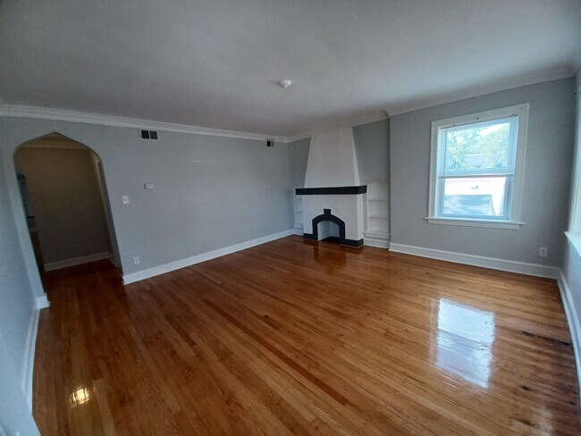 Building Photo - 433 E 91st Pl