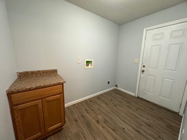 Foto del edificio - 104 W Davis St