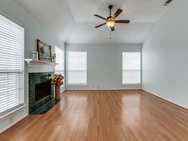 Foto del edificio - 4801 Holly Berry Dr