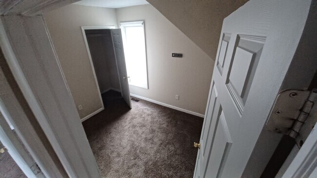 Foto del edificio - Spacious 4 Bedroom 2 bath house located ne...