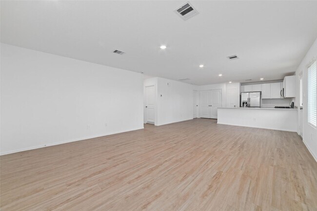 Building Photo - 2902 Mallorca Dr