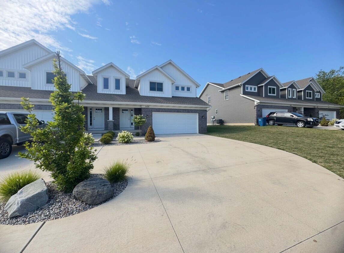 Foto principal - Newer Build - Four Bedroom Duplex in Caledonia!