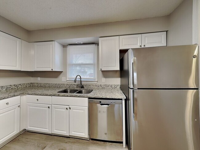 Building Photo - 13732 Applewood Dr