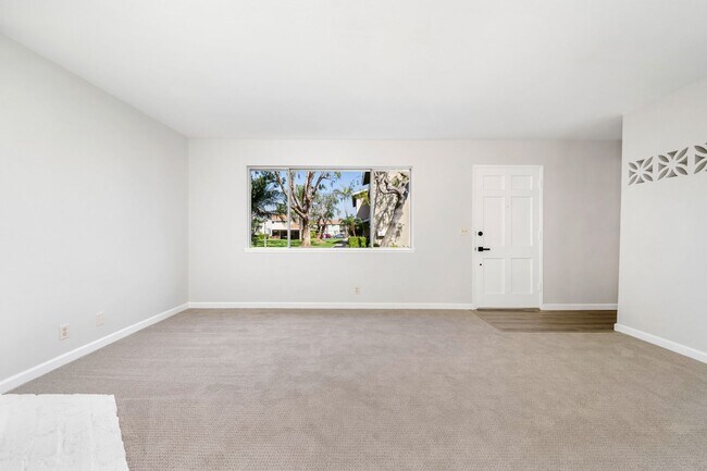Building Photo - Charming 3 Bed, 1.5 Bath Townhome in Hunti...