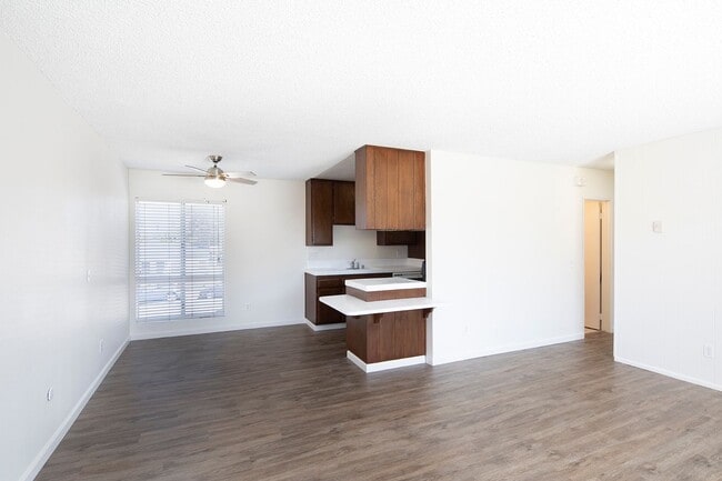 Building Photo - Spacious Two Bedroom Apartment w/ Parking ...