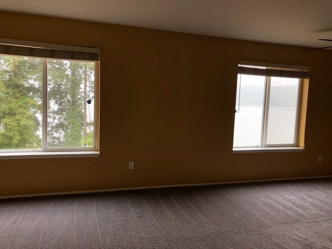 Open concept living room - 2255 Highview Ln W