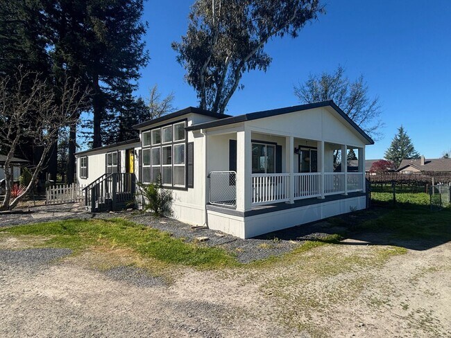 Foto del edificio - Single Level 3 Bedroom 2 Bathroom Home located just minutes from both Windsor and Larkfield w/ Ut...