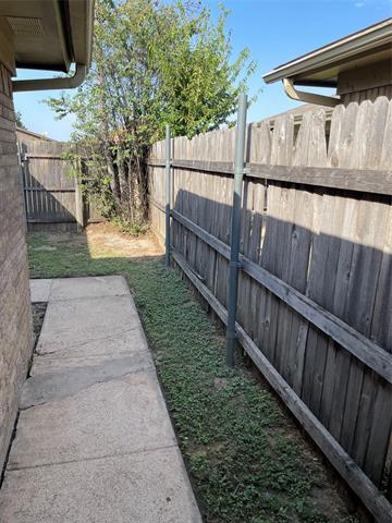 Building Photo - 6612 S Creek Dr