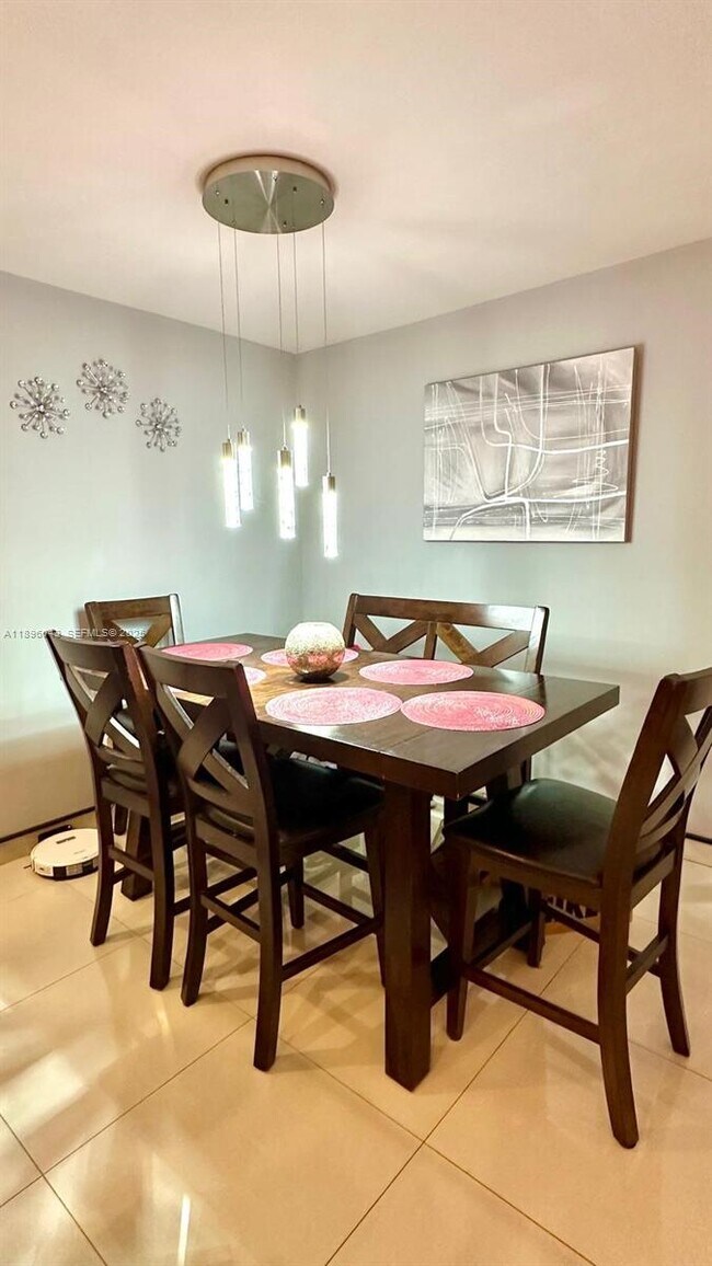 Foto del edificio - 18880 NW 57th Ave