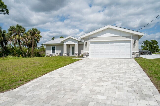 Building Photo - ONE MONTH FREE RENT! - 3 bed / 2 bath / Of...