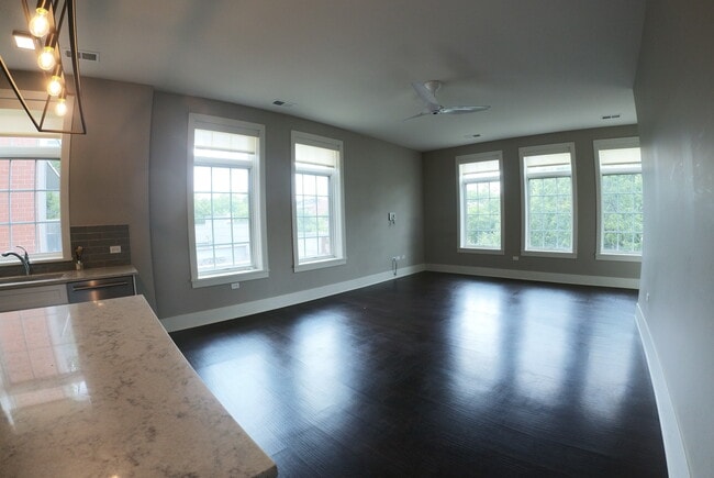 Building Photo - 2058 N Clark St