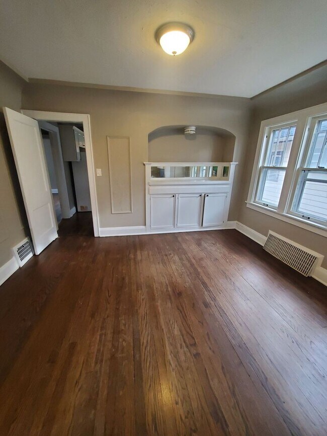 Building Photo - 3 Bedroom Single Family
