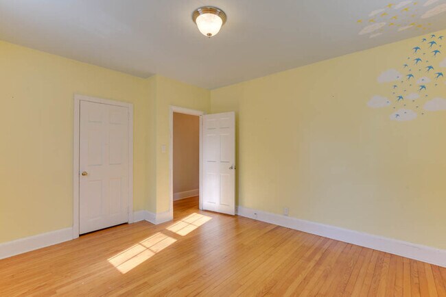 Building Photo - 407 Russell St