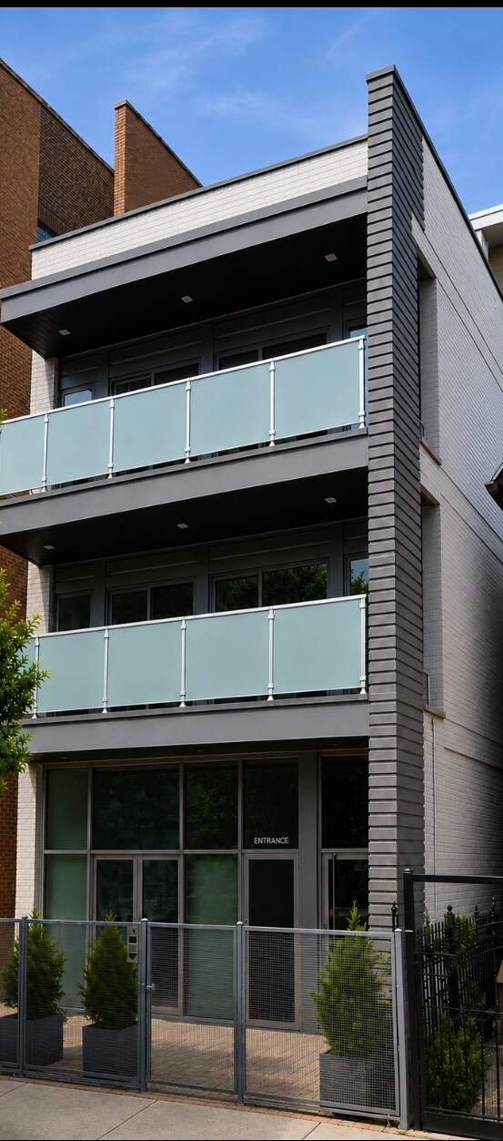 Foto del edificio - 2704 W Armitage Ave