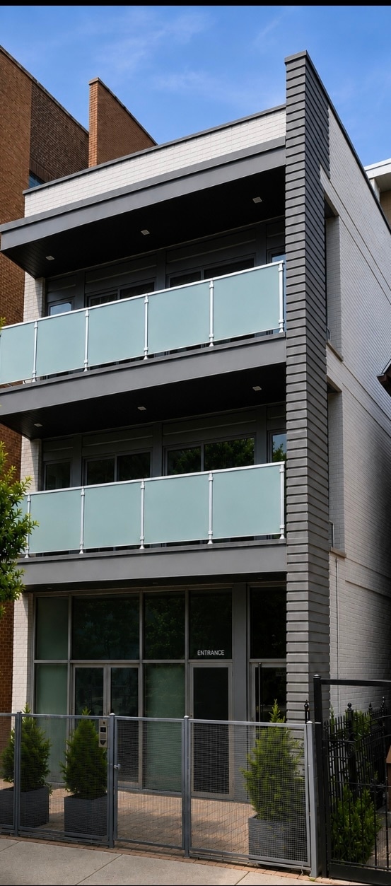 Building Photo - 2704 W Armitage Ave