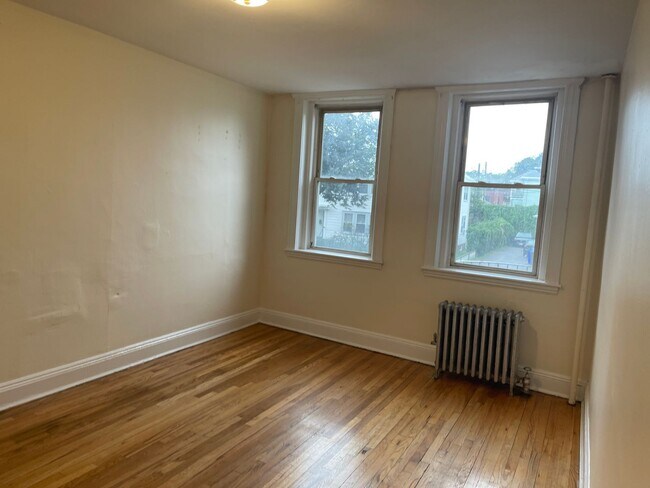Foto del edificio - Renovated 1  bed , Sunny and Spacious, Utilities and laundry Inc Close to train 1 free Month