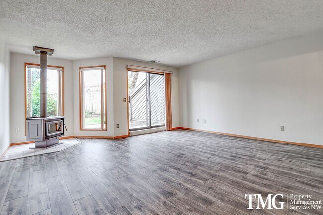 Foto del edificio - Salmon Creek Condo w/ Two Primary Bedrooms...