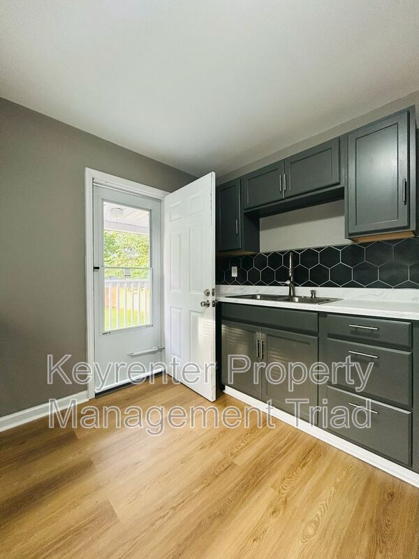 Building Photo - 1308 Leonard Ave