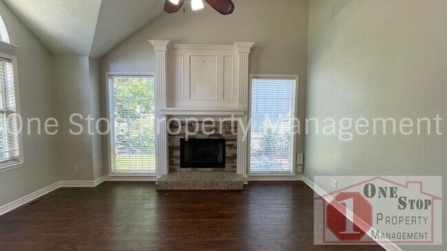 Foto del edificio - Stunning 3 Bedroom 2.5 Bathroom in Raymore!