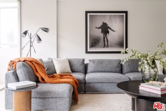 Foto del edificio - 8787 Shoreham Dr