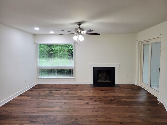 Foto del edificio - Remodeled 3 Bedroom 2 Bath Condo in Bon Air