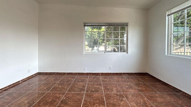 Building Photo - 445 W Shamrock St
