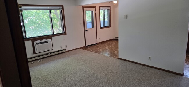 Building Photo - 141 Maple Ave S