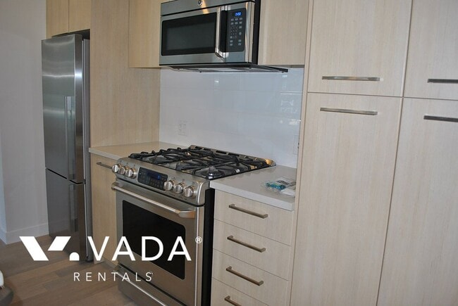 Photo du bâtiment - Altitude SFU 1 Bedroom Apartment For Rent ...