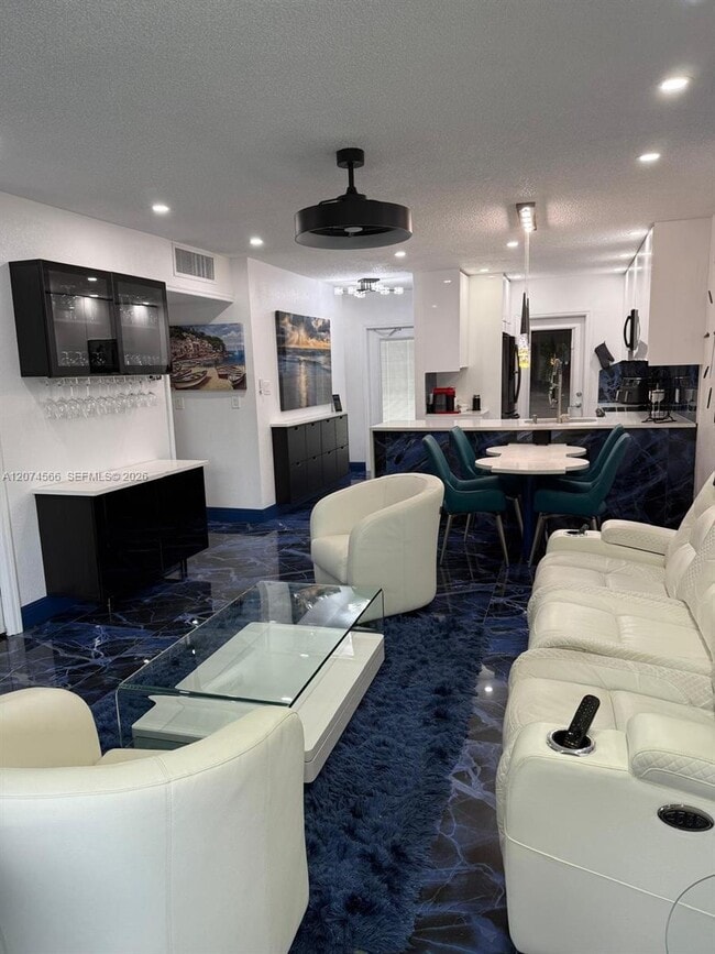 Building Photo - 5121 W Oakland Park Blvd
