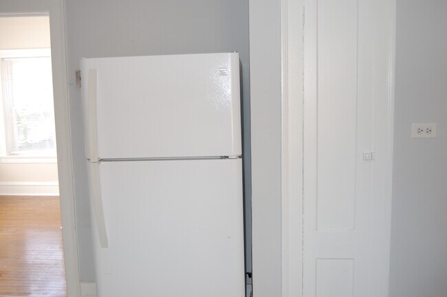 KITCHEN-3 - 2011 W Fargo Ave