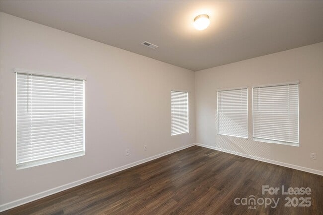 Building Photo - 146 S Bell Ave