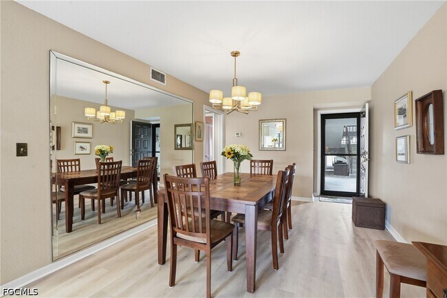 Foto del edificio - 5905 Trailwinds Dr