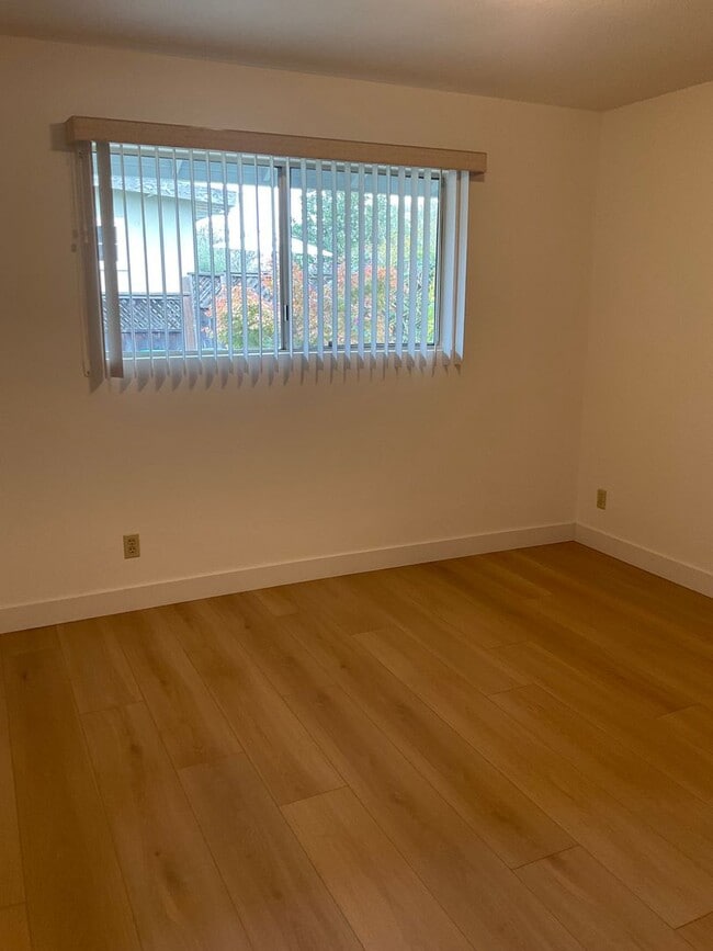 Building Photo - 327 Bassett St